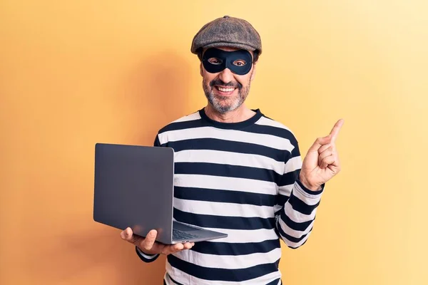 Middle Age Handsome Burglar Man Wearing Cap Mask Using Laptop — Stock Photo, Image