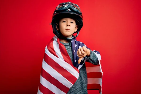 Маленький Патриотический Ребенок Американском Флаге Мотоциклетном Шлеме Июля Разгневанным Лицом — стоковое фото