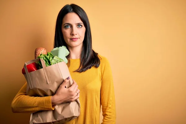 Mujer Morena Joven Con Ojos Azules Sosteniendo Alimentos Saludables Bolsa —  Fotos de Stock