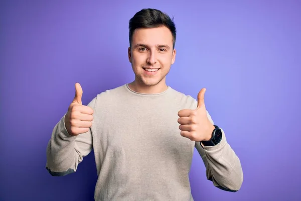 Jonge Knappe Blanke Man Draagt Casual Trui Paars Geïsoleerde Achtergrond — Stockfoto