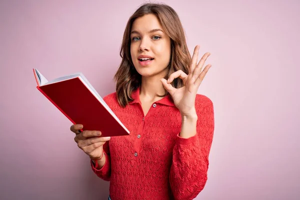 Jovem Menina Estudante Loira Lendo Livro Sobre Rosa Isolado Fundo — Fotografia de Stock