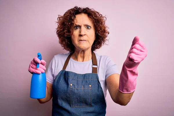 Μεσήλικας Σγουρά Μαλλιά Γυναίκα Καθαρισμού Κάνει Δουλειές Του Σπιτιού Φορώντας — Φωτογραφία Αρχείου