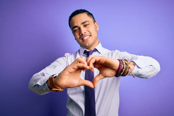 Joven Hombre Negocios Brasileño Con Elegante Corbata Pie Sobre Fondo — Foto de Stock