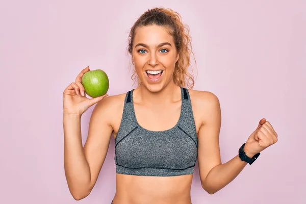 Jovem Bela Mulher Esportiva Loira Com Olhos Azuis Segurando Saudável — Fotografia de Stock