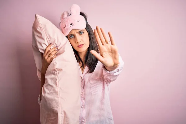 Mujer Morena Joven Con Ojos Azules Usando Pijama Abrazando Almohada —  Fotos de Stock