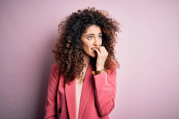 Joven Mujer Negocios Hermosa Con Pelo Rizado Piercing Usando Chaqueta — Foto de Stock