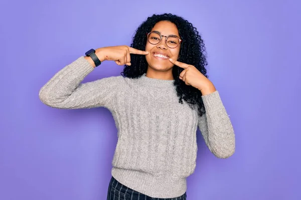 Młoda Afroamerykanka Ubrana Luźny Sweter Okulary Fioletowym Tle Uśmiecha Się — Zdjęcie stockowe