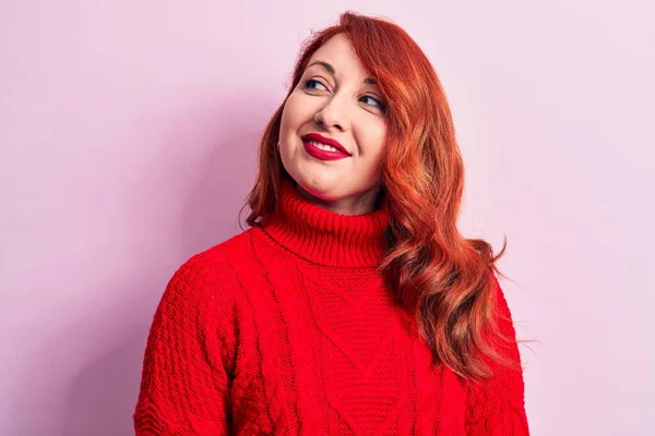 年轻美丽的红头发女人 身穿红色休闲装 粉色背景下的毛衣 面容自然 面带微笑 放松形象 — 图库照片