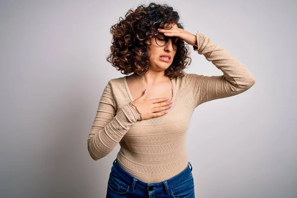Joven Hermosa Mujer Árabe Rizado Con Camiseta Casual Gafas Sobre — Foto de Stock