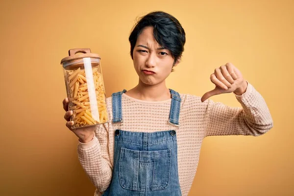 Jong Mooi Aziatisch Meisje Vasthouden Pot Met Italiaanse Droge Pasta — Stockfoto