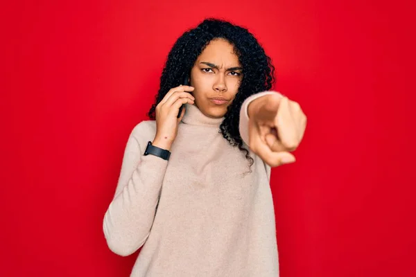 Ung Afrikansk Amerikansk Lockigt Kvinna Har Samtal Talar Smartphone Pekar — Stockfoto
