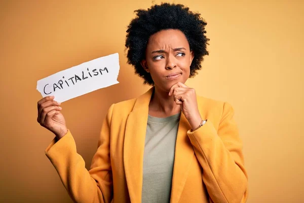 Afro Amerikanische Geschäftsfrau Mit Lockigem Haar Die Papier Mit Kapitalismus — Stockfoto