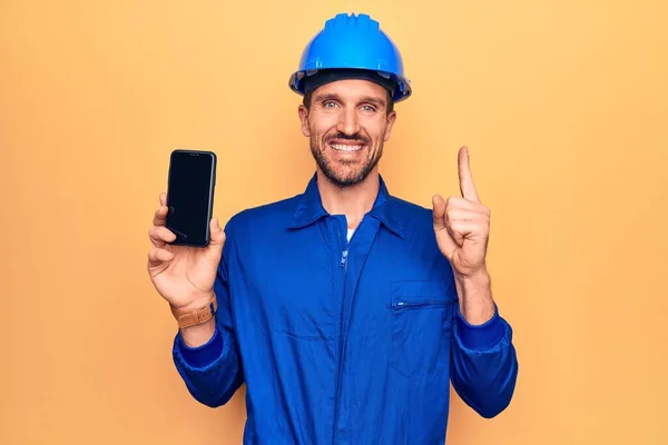 Joven Trabajador Guapo Vestido Con Uniforme Teléfono Inteligente Con Tapa — Foto de Stock