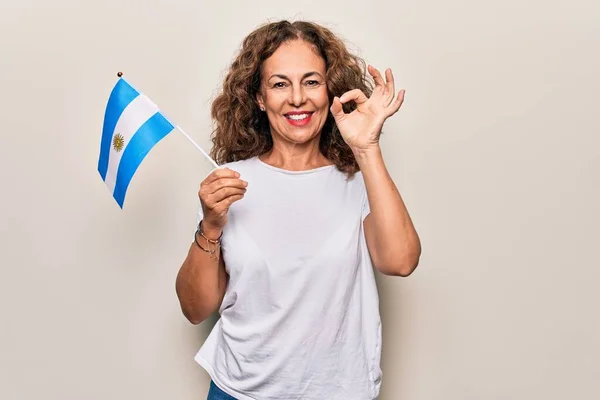 Medelåldern Vacker Patriotisk Kvinna Som Håller Argentinsk Flagga Över Isolerade — Stockfoto