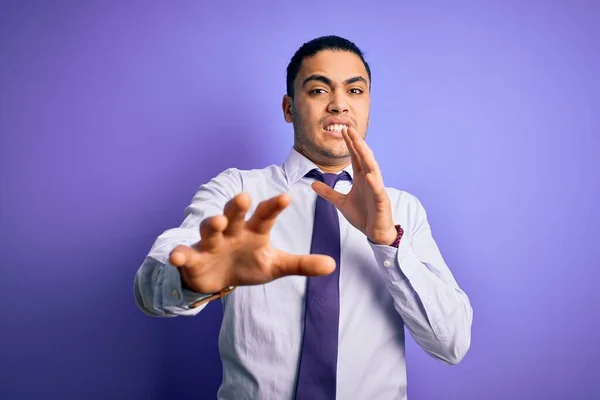 Jonge Braziliaanse Zakenman Met Elegante Stropdas Geïsoleerde Paarse Achtergrond Bang — Stockfoto