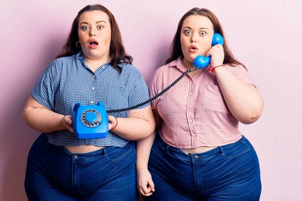 Junge Size Zwillinge Mit Vintage Telefon Verängstigt Und Erstaunt Mit — Stockfoto