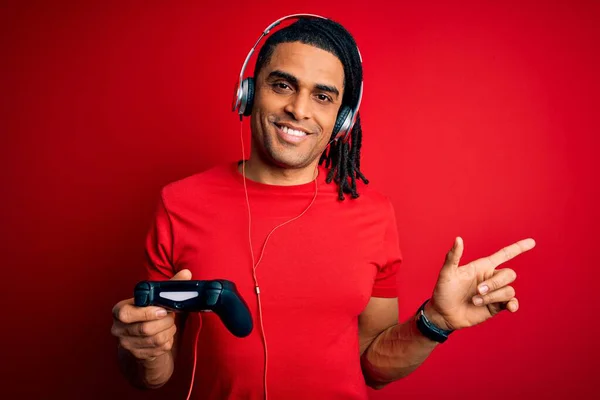 Afroamerikansk Man Med Dreadlocks Spelar Spel Med Joystick Och Hörlurar — Stockfoto