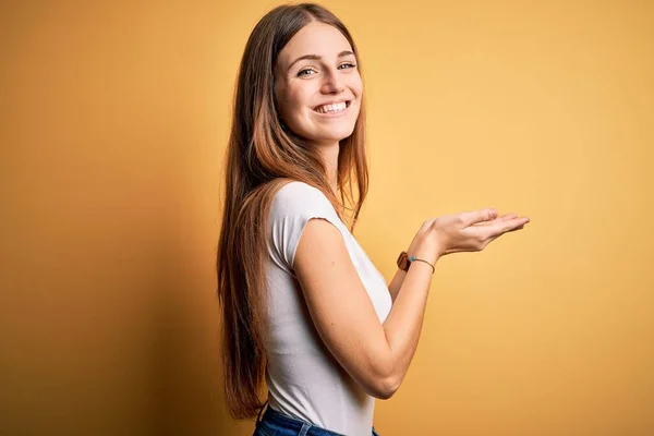 Mulher Ruiva Bonita Nova Vestindo Shirt Casual Sobre Fundo Amarelo — Fotografia de Stock