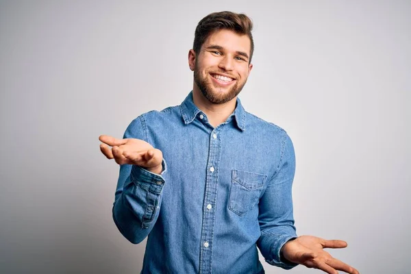 Junger Schöner Blonder Mann Mit Bart Und Blauen Augen Lässigem — Stockfoto