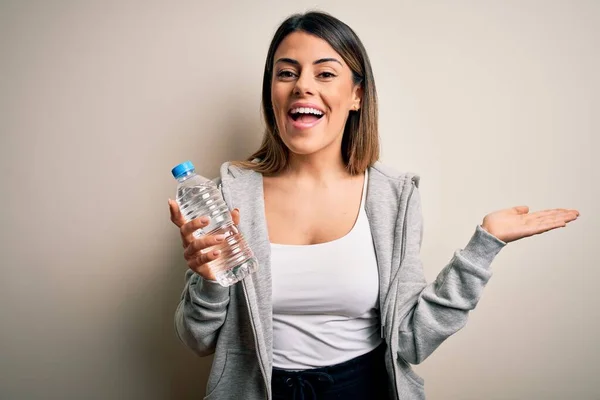 Jonge Mooie Brunette Sportieve Vrouw Drinken Fles Water Geïsoleerde Witte — Stockfoto