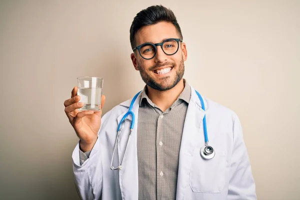 Joven Doctor Hombre Usando Estetoscopio Bebiendo Vaso Agua Fresca Sobre — Foto de Stock