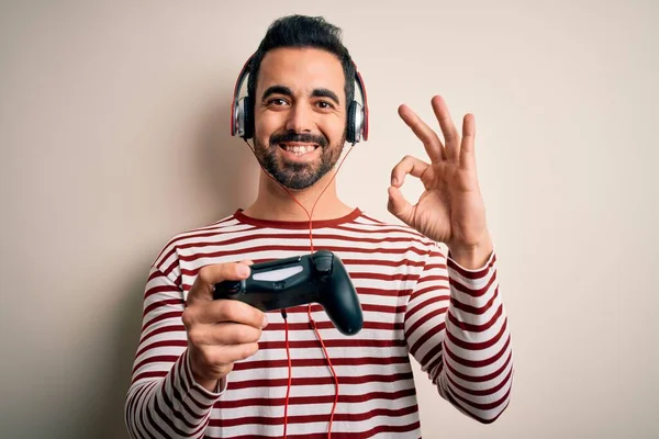 Jovem Jogador Bonito Homem Com Barba Jogando Videogame Usando Joystick — Fotografia de Stock