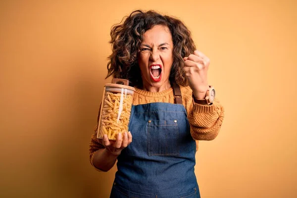 Mulher Meia Idade Bonita Segurando Frasco Com Macarrão Macarrão Sobre — Fotografia de Stock