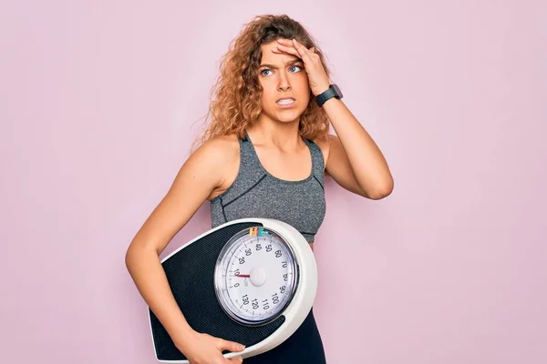 Giovane Bella Donna Magra Sportiva Con Gli Occhi Azzurri Controllo — Foto Stock