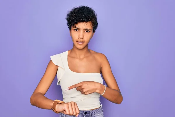 Fiatal Gyönyörű Afro Amerikai Alkalmi Pólót Visel Lila Háttér Felett — Stock Fotó