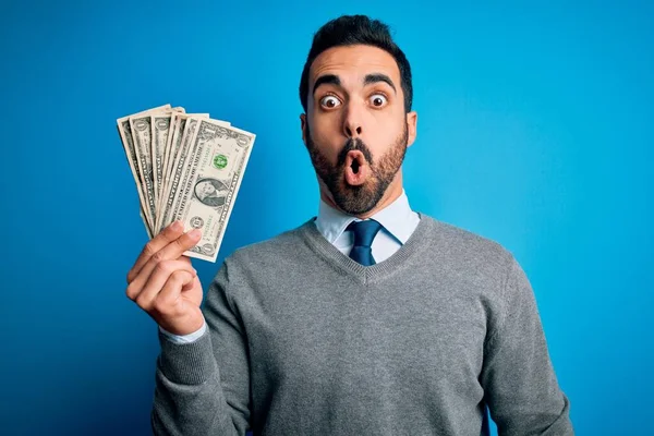 Joven Hombre Guapo Con Barba Sosteniendo Montón Billetes Dólares Sobre — Foto de Stock