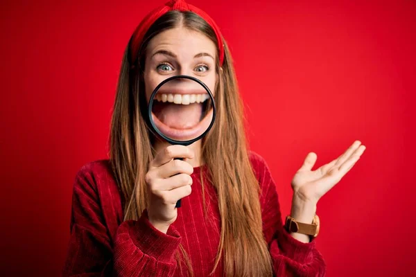 Jeune Belle Femme Détective Rousse Utilisant Loupe Sur Fond Rouge — Photo