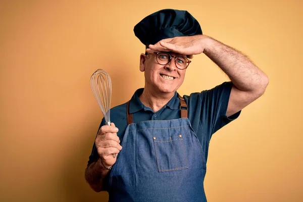 Hombre Cocina Mediana Edad Con Delantal Sombrero Sosteniendo Batidor Sobre —  Fotos de Stock