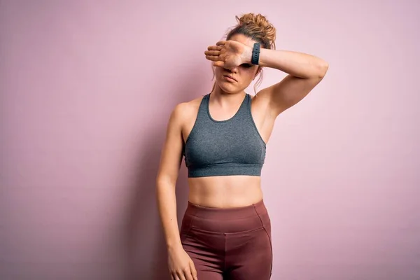 Jovem Bela Esportista Loira Fazendo Esporte Vestindo Sportswear Sobre Fundo — Fotografia de Stock