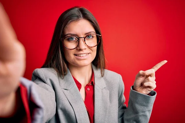 Νεαρή Όμορφη Επιχειρηματίας Μπλε Μάτια Φορώντας Γυαλιά Κάνοντας Selfie Από — Φωτογραφία Αρχείου