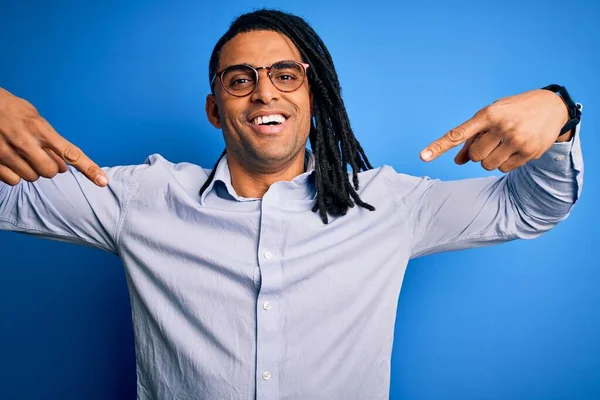 Jovem Afro Americano Bonito Com Dreadlocks Vestindo Camisa Casual Óculos — Fotografia de Stock