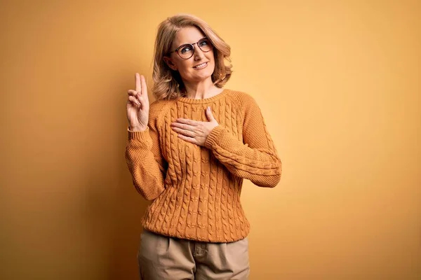 Mujer Rubia Hermosa Mediana Edad Con Suéter Casual Gafas Sobre —  Fotos de Stock