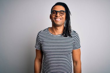 Sarışın, çizgili tişörtlü, gözlüklü ve yüzünde mutlu ve havalı bir gülümseme olan yakışıklı Afro-Amerikan bir adam. Şanslı kişi..