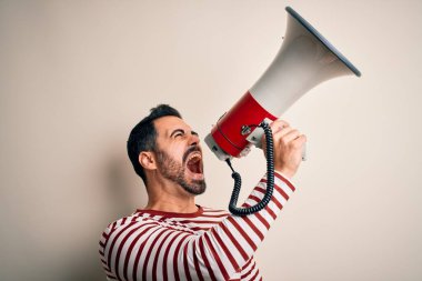 İspanyol adam megafonla protestoya kızarak bağırıyor. Hoparlörde bağırmak heyecan verici.