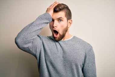 Sakallı, mavi gözlü, sıradan bir süveter giyen genç, yakışıklı sarışın bir adam. Yanlışlıkla el ele tutuşarak şaşırmış. Hatayı hatırla. Unuttum, kötü hafıza konsepti.