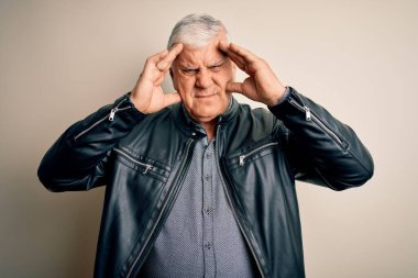 Üstü başı açık tişört ve ceket giyen kıdemli yakışıklı adam izole edilmiş beyaz arka planda baş ağrısı, çaresiz ve stresli ağrı ve migren yüzünden acı çekiyor. Ellerini başının üstüne koy..