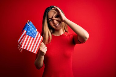 Genç, sarışın, vatansever, mavi gözlü, mutlu yüzlü, bayrakları olan mutlu bir kadın.