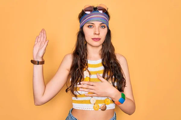 Jonge Mooie Hippie Vrouw Met Blauwe Ogen Dragen Accessoires Zonnebril — Stockfoto