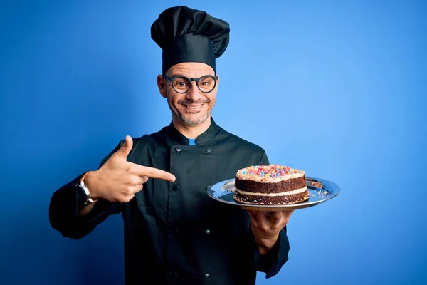 Joven Panadero Guapo Hombre Con Uniforme Cocina Sombrero Bandeja Celebración — Foto de Stock