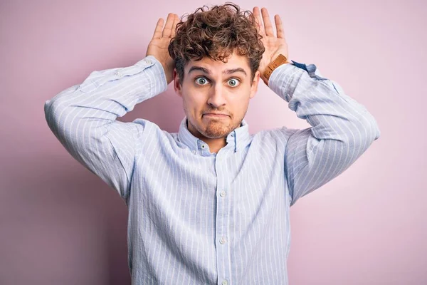 Jovem Loiro Bonito Homem Com Cabelo Encaracolado Vestindo Camisa Listrada — Fotografia de Stock