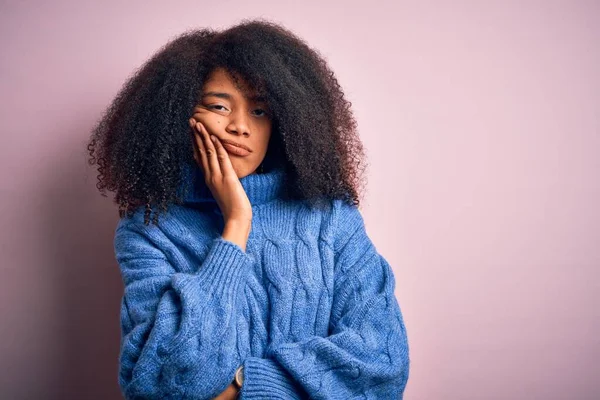 Afro Saçlı Pembe Arka Planda Kışlık Süveter Giyen Genç Güzel — Stok fotoğraf