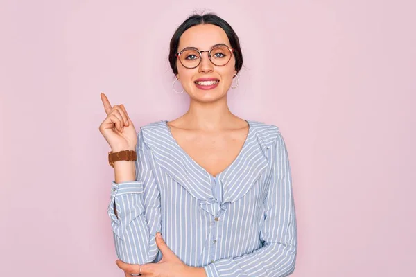 Junge Schöne Frau Mit Lässig Gestreiftem Hemd Und Brille Vor — Stockfoto