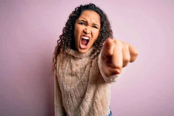 Jovem Mulher Bonita Com Cabelo Encaracolado Vestindo Camisola Casual Sobre — Fotografia de Stock