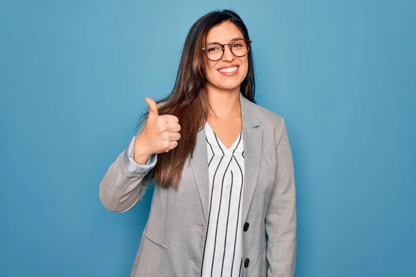 Joven Mujer Negocios Hispana Con Gafas Pie Sobre Fondo Azul — Foto de Stock