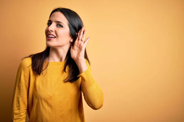 Junge Brünette Frau Mit Blauen Augen Lässigem Pullover Vor Gelbem — Stockfoto