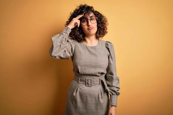 Krásná Arabky Obchodní Žena Nosí Šaty Brýle Stojící Nad Žlutým — Stock fotografie